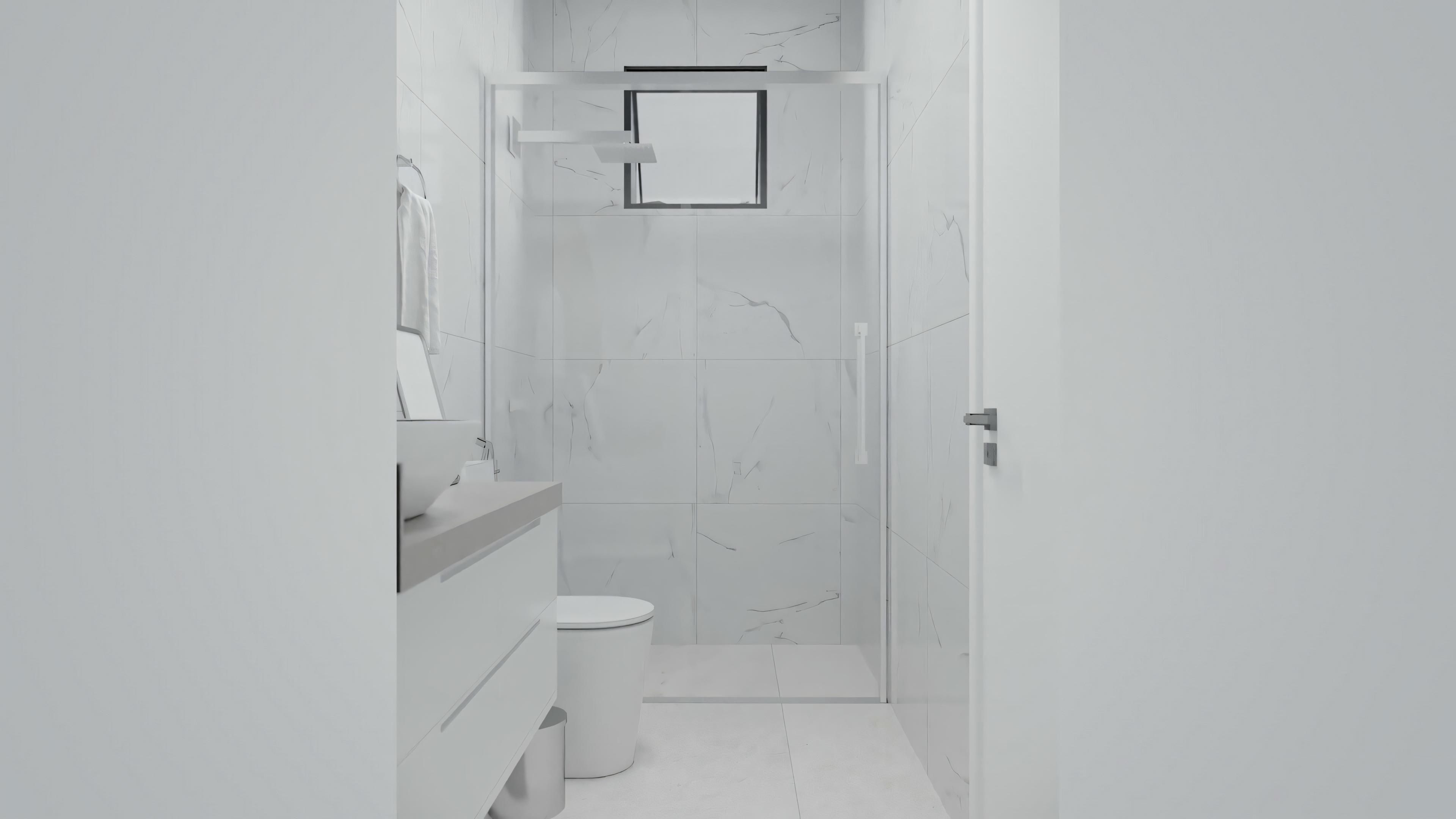Un baño con paredes blancas, inodoro, área de ducha con puertas de vidrio y toalla colgada en la pared.