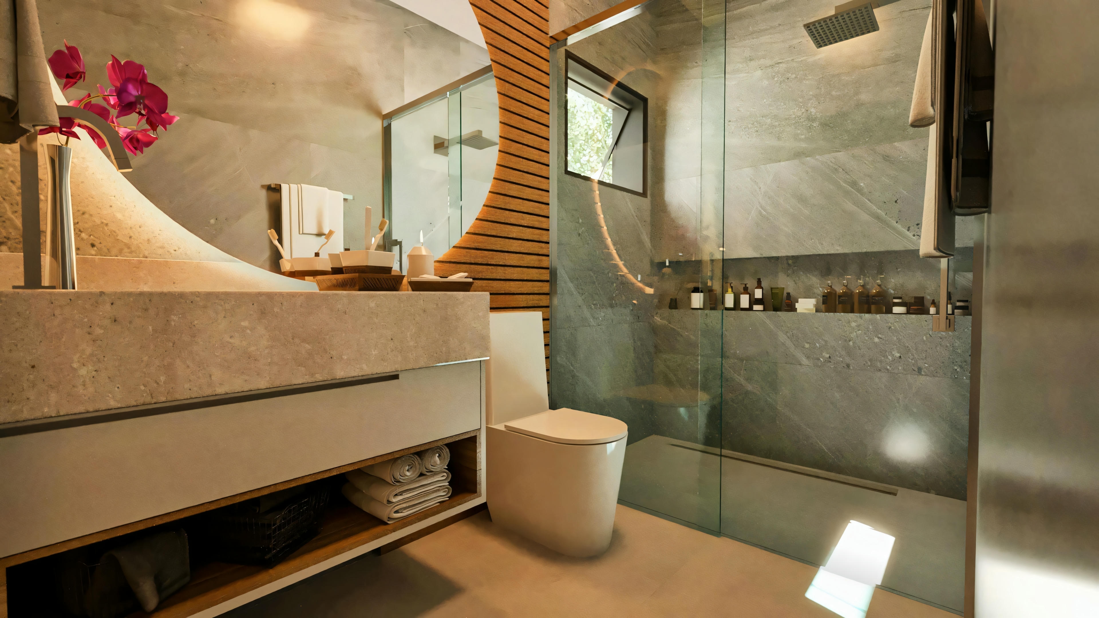Vista angular del baño de suite en proyecto de casa de lujo, exhibiendo el box con vidrio templado, nicho embutido en la pared revestida de porcelanato, detalle del panel de madera iluminado, encimera en piedra y espejo orgánico.