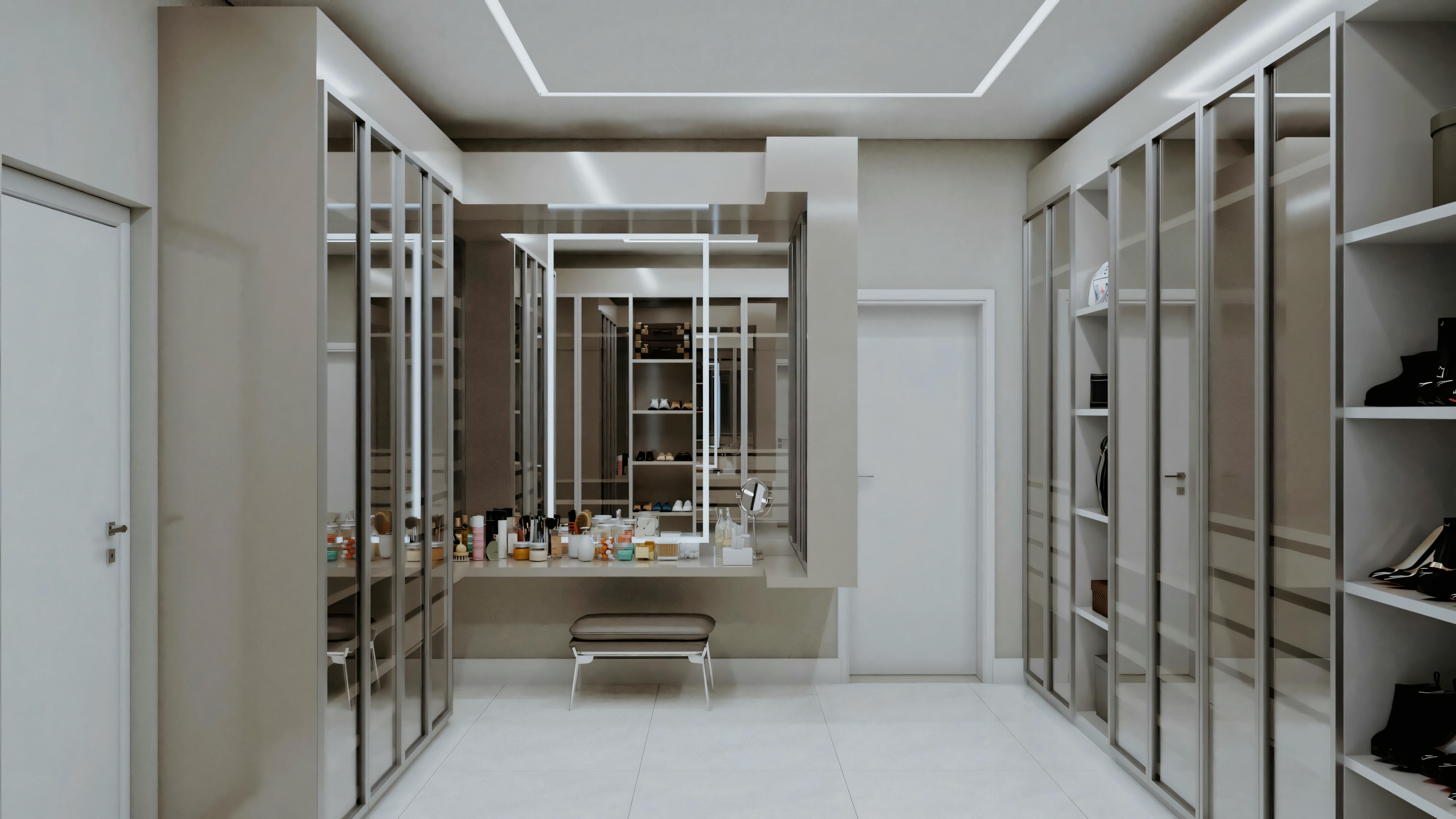 Closet walk-in com prateleiras amplas, gavetas e uma ilha central.