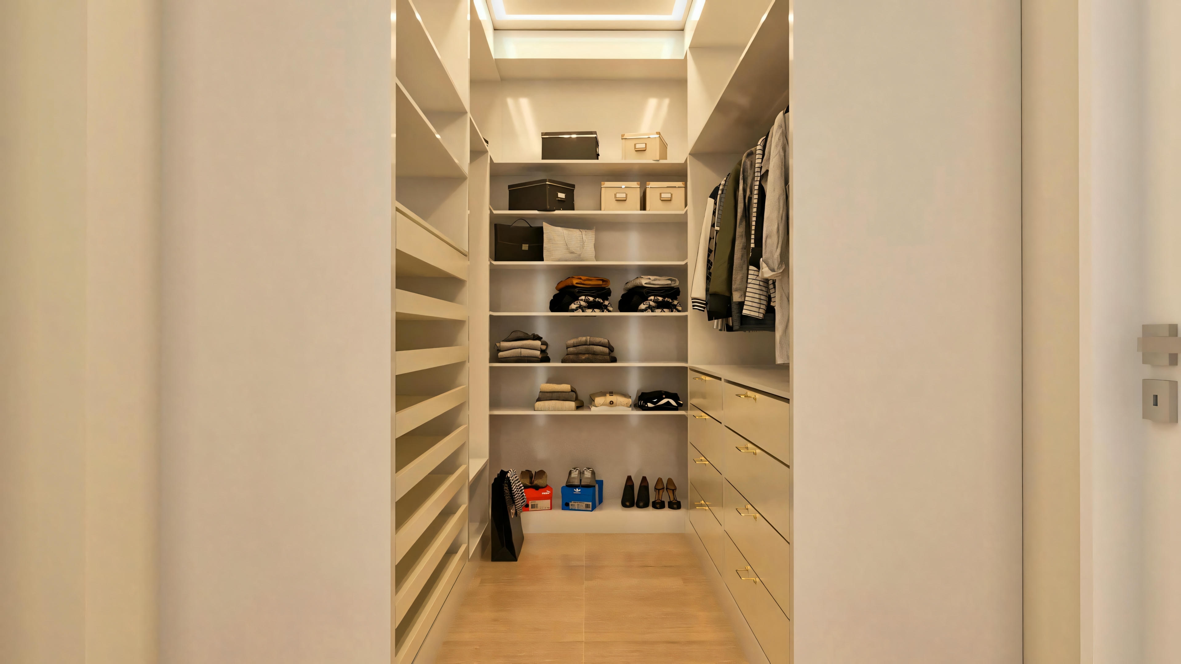 Vista interna de la ducha en baño de suite de proyecto de casa moderna. Destaca el nicho con revestimiento decorativo, ducha 'lluvia', y paredes de porcelanato beige. Una de las 4 suites del proyecto que incluye 7 baños, área gourmet y piscina en terreno 20x35.