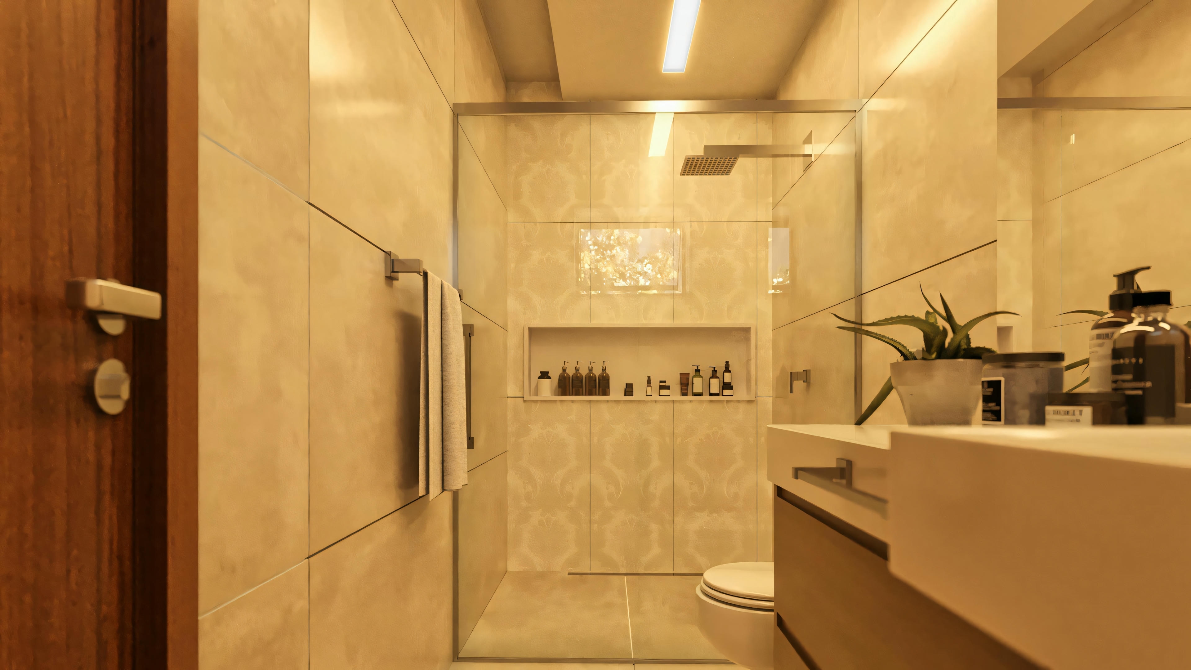 Vista interna de la ducha en baño de suite de proyecto de casa moderna. Destaque para el nicho con revestimiento decorativo, grifería 'lluvia', y paredes en porcelanato beige. Una de las 4 suites del proyecto que incluye 7 baños, área gourmet y piscina en terreno 20x35.