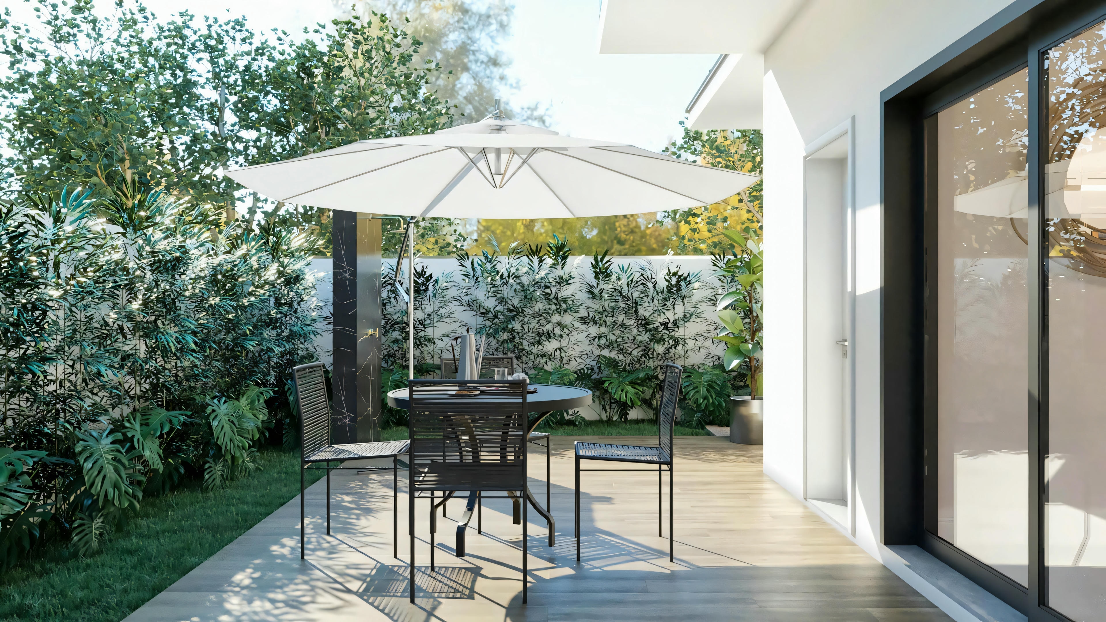Deck de madeira na área externa de casa de luxo, com conjunto de mesa e cadeiras sob ombrelone, cercado por jardim paisagístico, conectando-se à residência de 4 suítes através de portas de vidro.