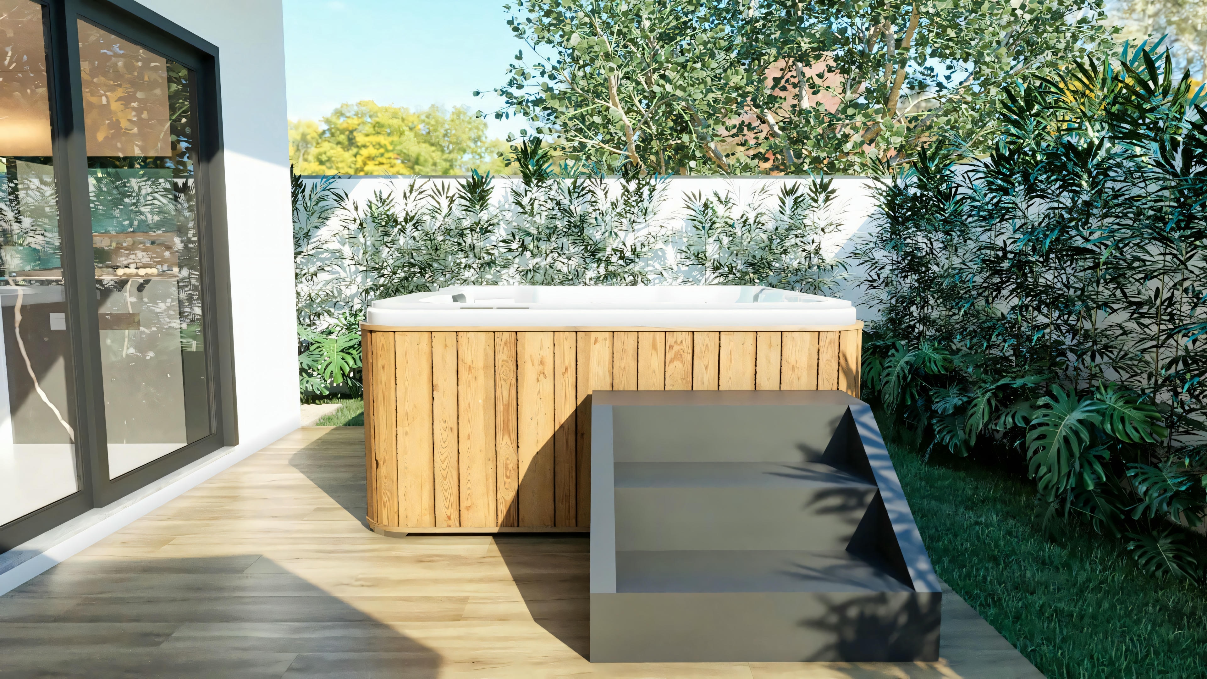 Jacuzzi con acabado externo en madera instalada sobre deck en el área de ocio de una casa de lujo, con escalones de acceso, jardín al fondo y parte de la fachada acristalada de la residencia de 4 suites visible.
