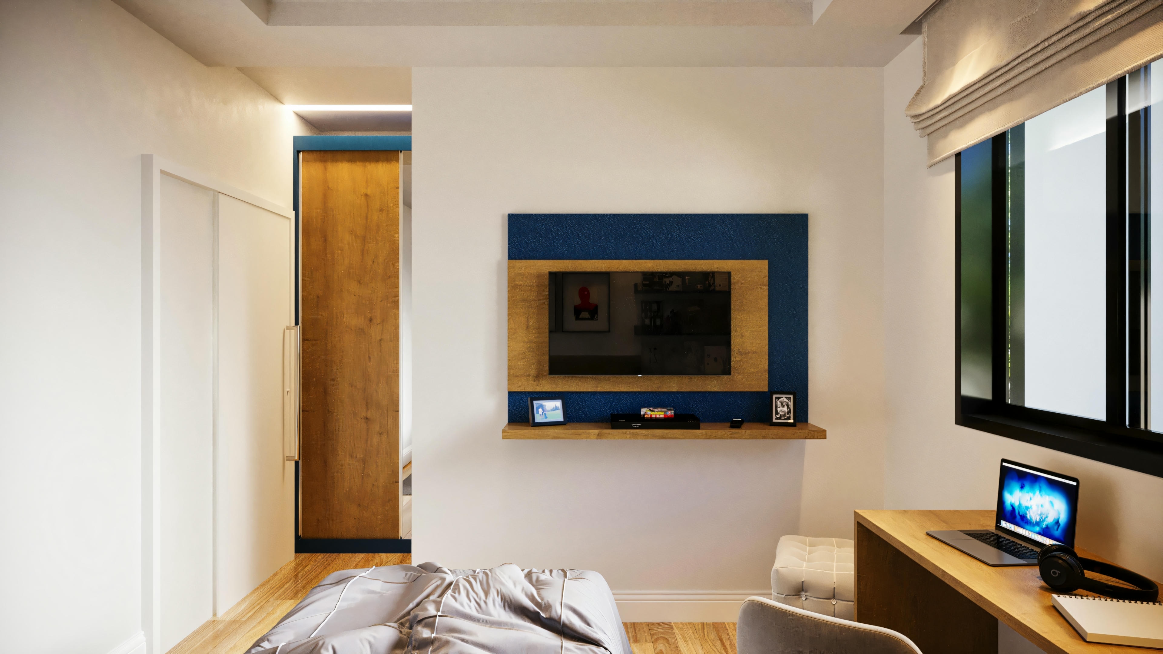 Vista de la suite en casa de planta baja con 3 suites, mostrando panel de TV, armario empotrado, parte de la cama y escritorio, evidenciando el aprovechamiento del espacio.