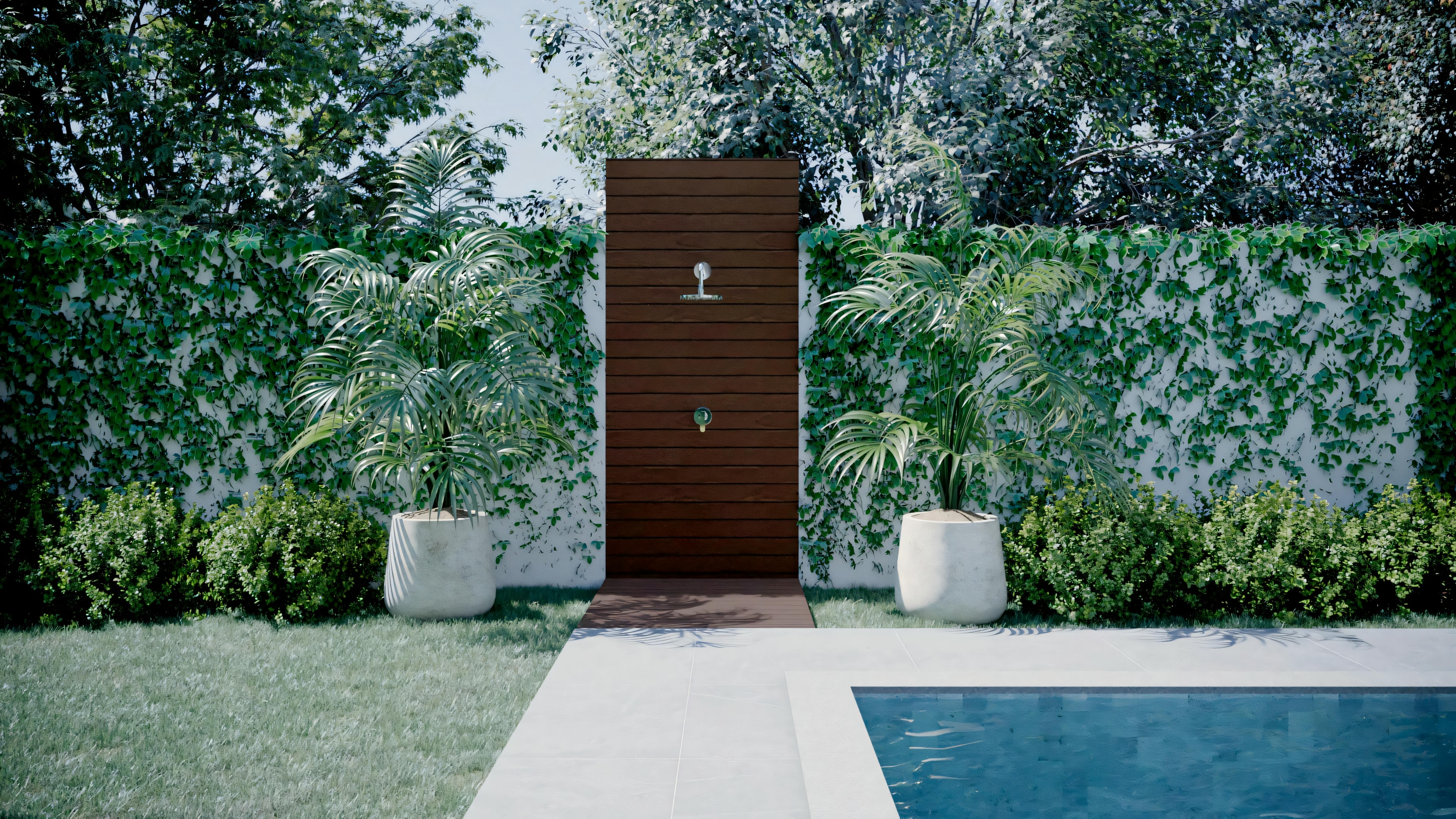 Área externa moderna com piscina, flanqueada por duas estruturas cilíndricas brancas que podem ser luminárias ou vasos. Ao fundo, uma porta de madeira em uma parede coberta por folhagem densa.