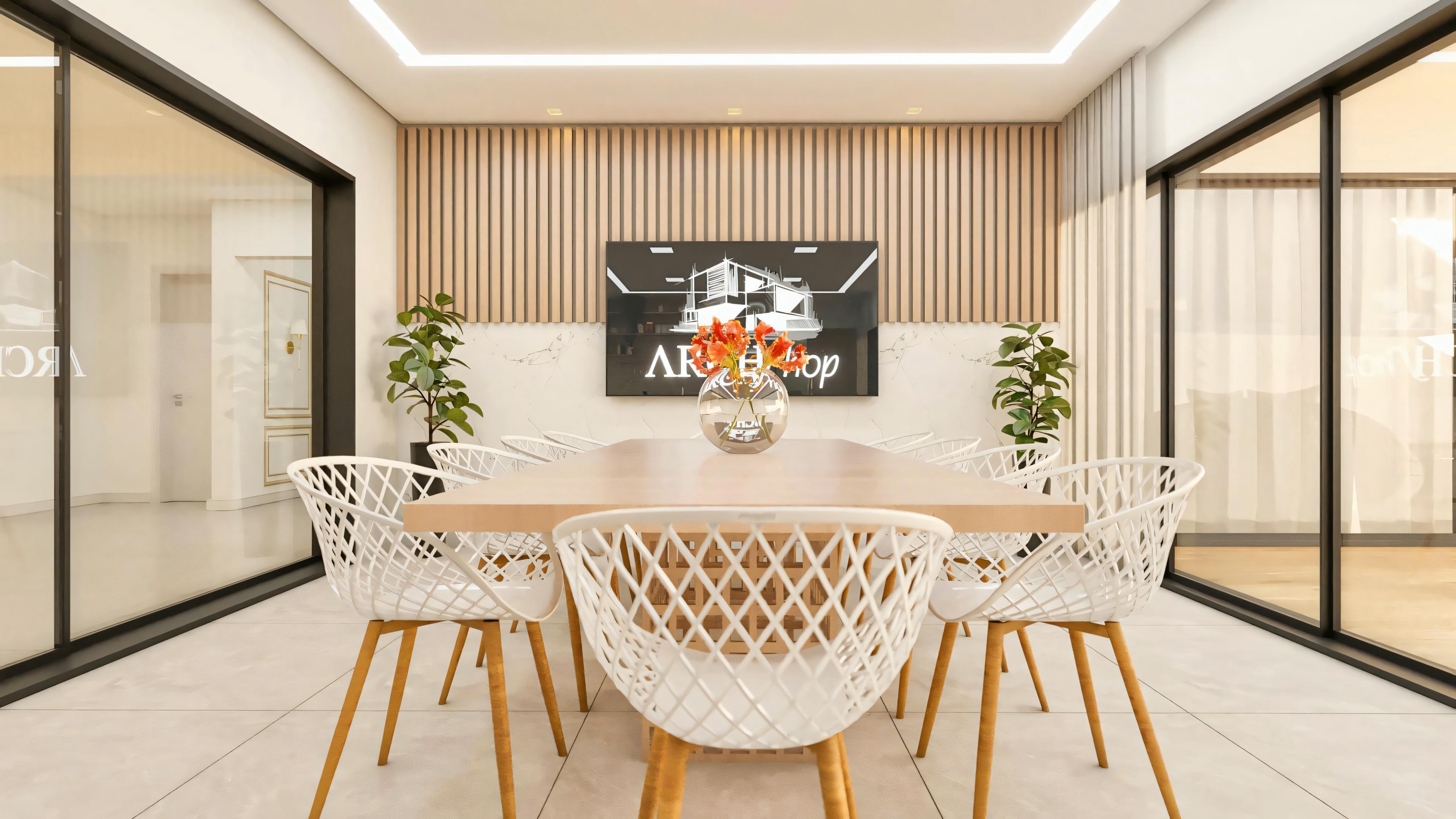 Sala de jantar de uma casa de luxo vista de frente, com mesa retangular, cadeiras modernas brancas, painel de TV combinando mármore e madeira ripada, flanqueado por plantas e portas de vidro.
