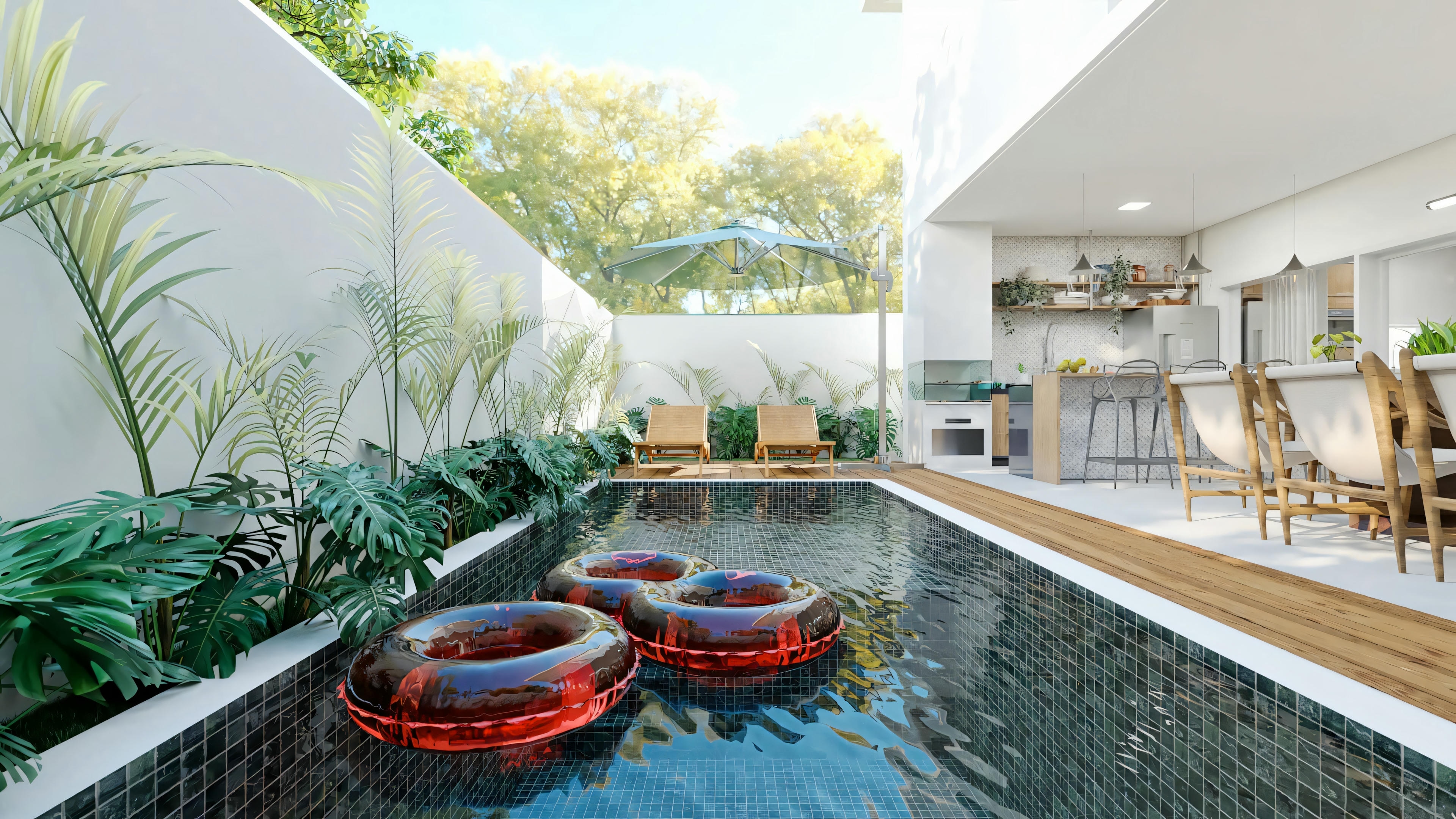 Vista lateral da piscina com pastilhas escuras, deck de madeira e paisagismo tropical no projeto residencial Archshop. Área de lazer integrada ao projeto casa térrea com 3 quartos e espaço gourmet coberto.
