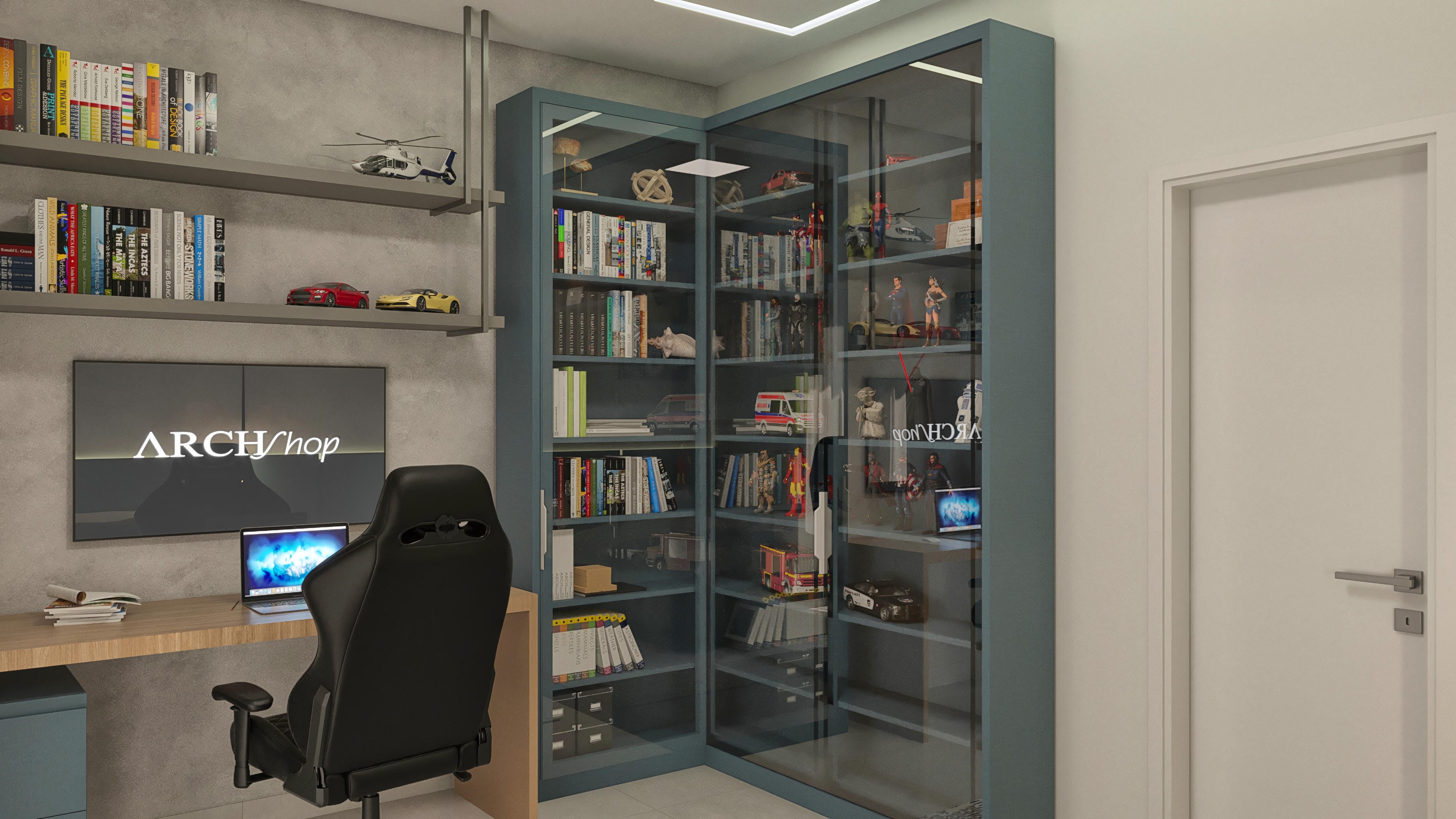 Ambiente de oficina con estantería en L de cristal oscuro exhibiendo libros y coleccionables. Escritorio de madera clara y silla gamer negra. Iluminación moderna en el techo.