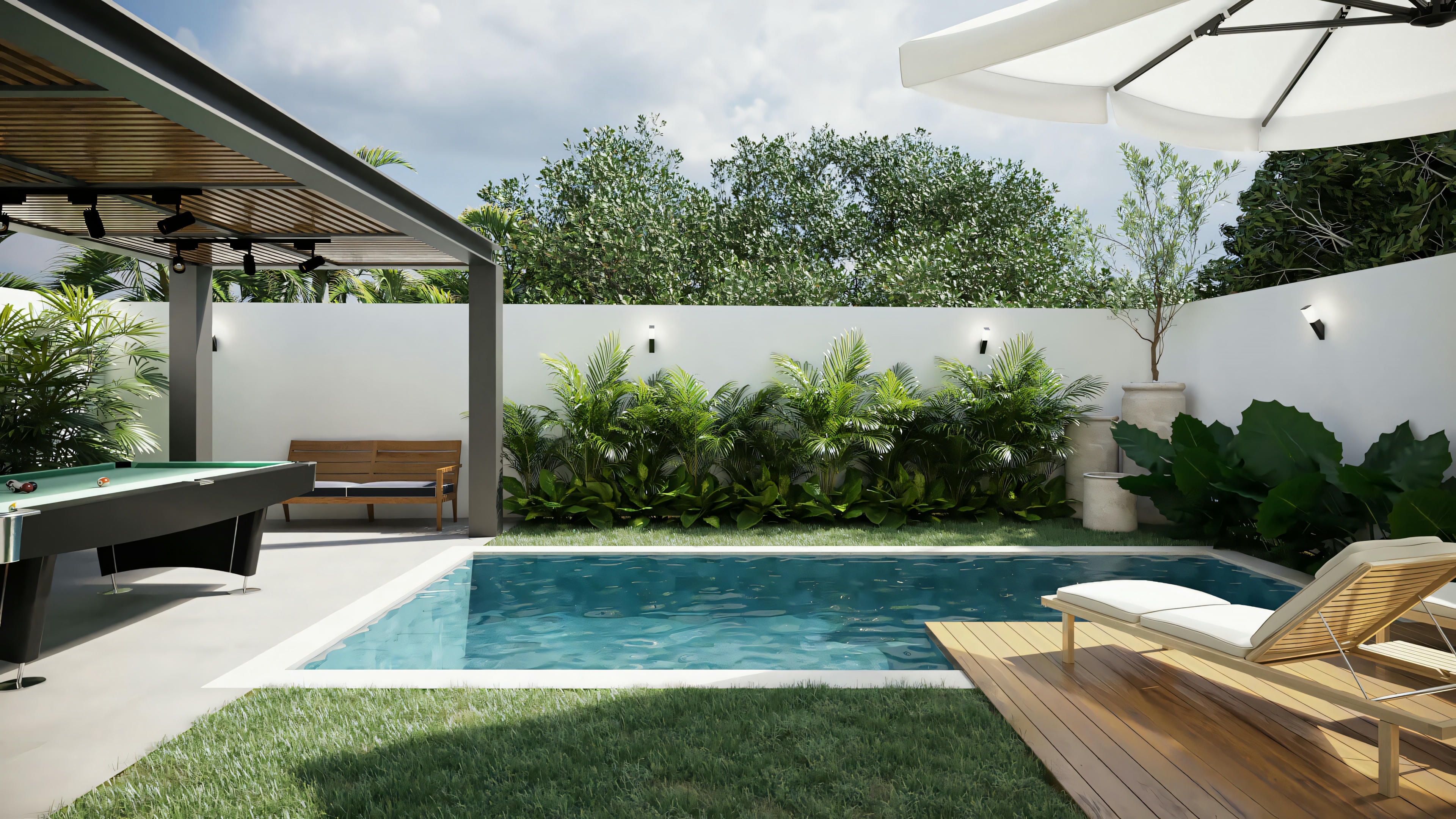 Patio trasero moderno con piscina, rodeado de un jardín bien cuidado y muebles de exterior, incluyendo tumbonas bajo una sombrilla.