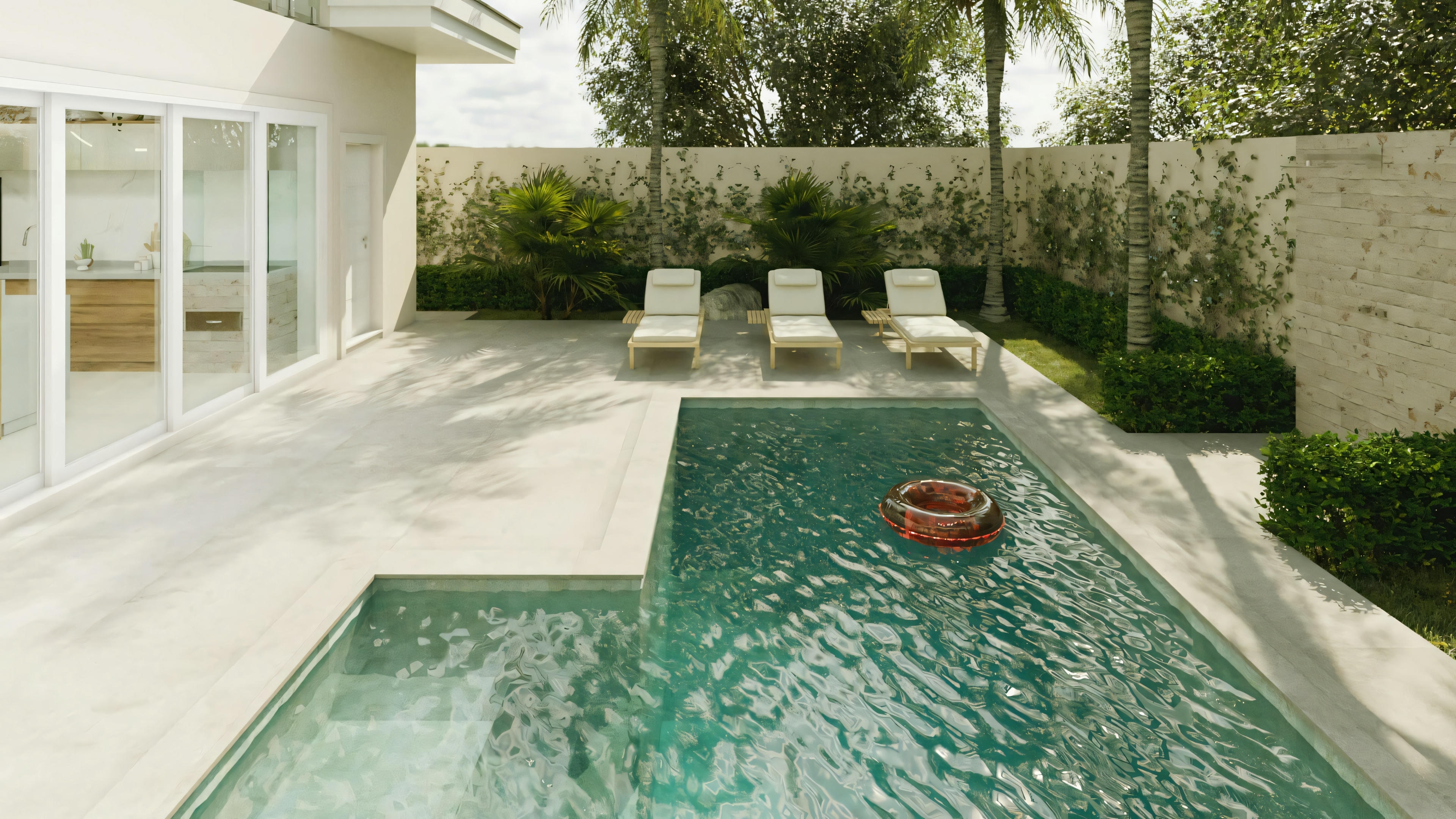 Amplia vista de la zona de la piscina, incluyendo el patio y sillas de descanso.