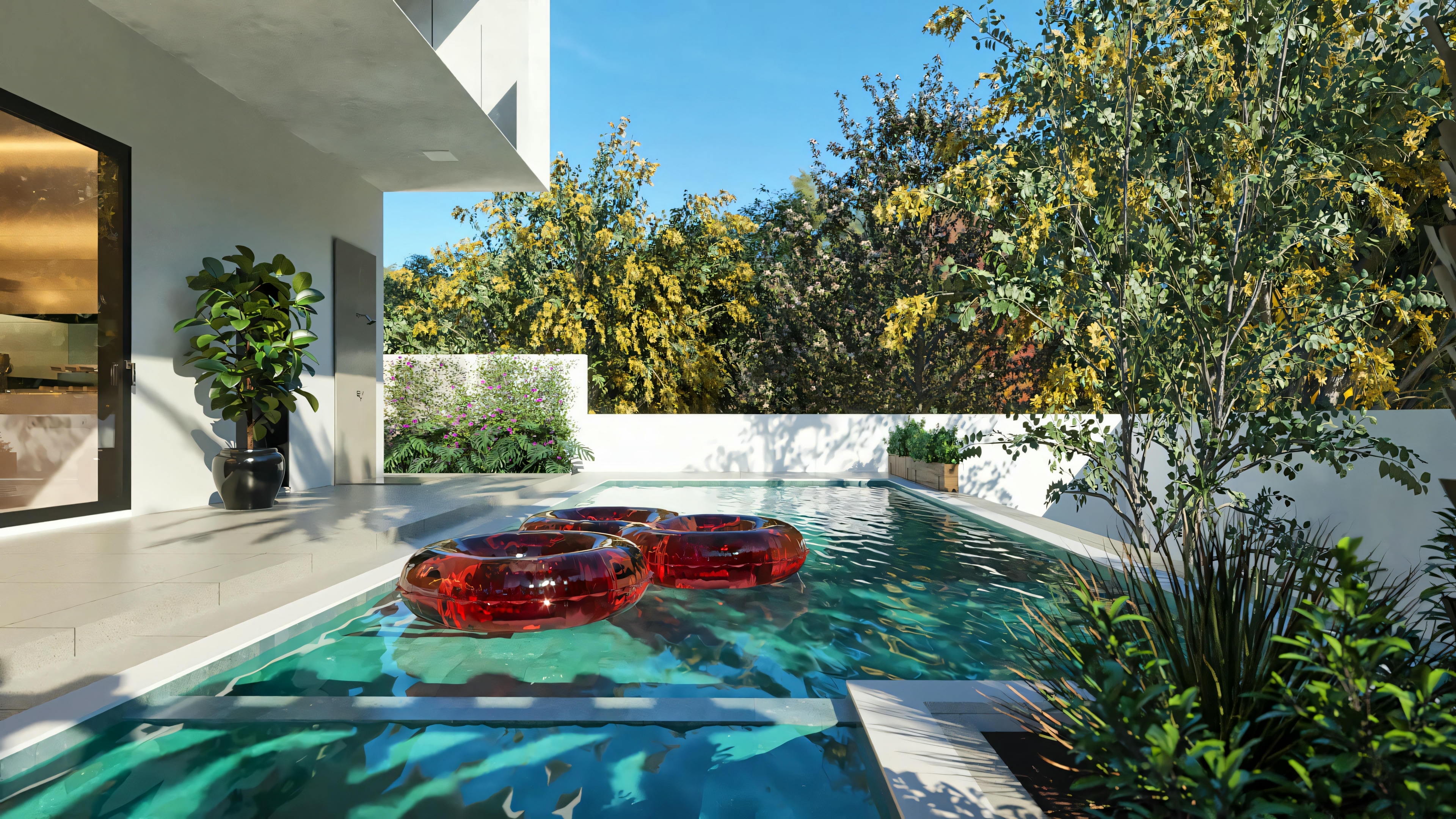 Detalle del área de la piscina en proyecto de casa moderna e imponente. Muestra piscina, deck, paisajismo con vegetación y parte de la fachada de la casa. Área de ocio pertenece a proyecto de 555.9m² con 4 suites y área gourmet.