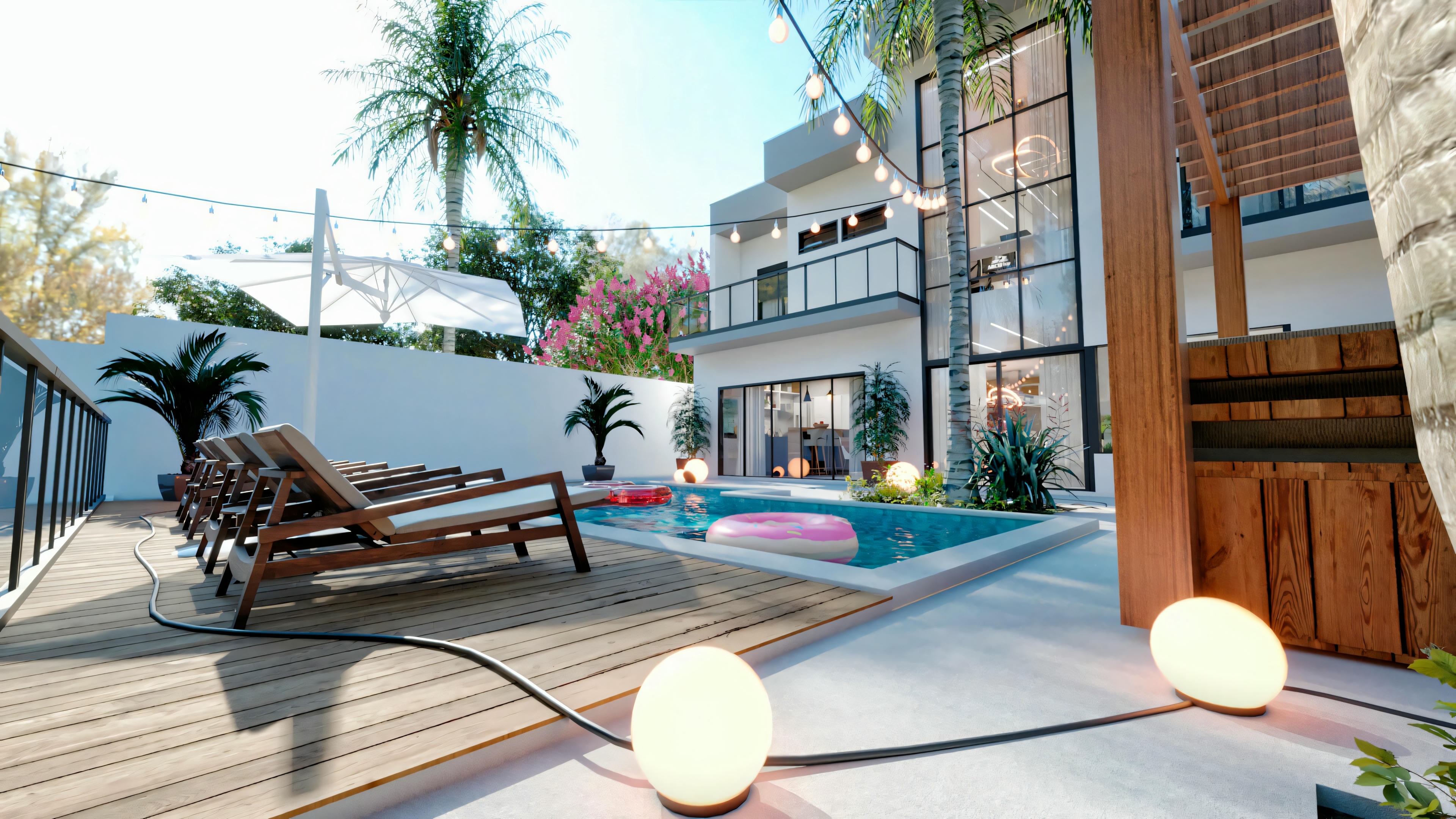 Zona de piscina exterior com agua azul clara, rodeada por um deck de madera, tumbonas, plantas y luces esféricas.