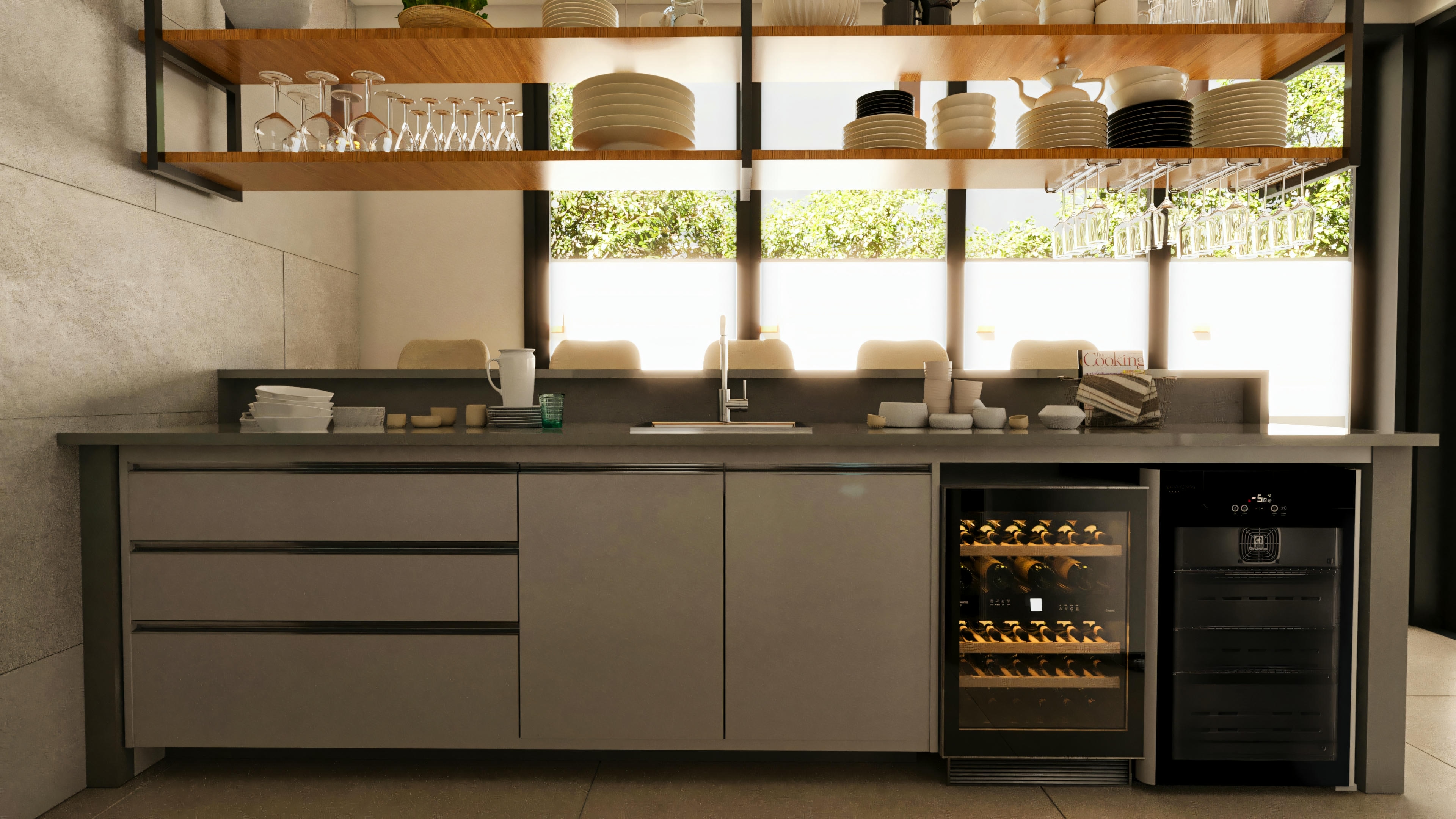 Detalhe da ilha da área gourmet com armários planejados, bancada escura com cuba, adega climatizada embutida e prateleiras suspensas em madeira com iluminação. Este espaço faz parte de um projeto de casa com 4 suítes, piscina e 394.84m² em terreno de 20x25.