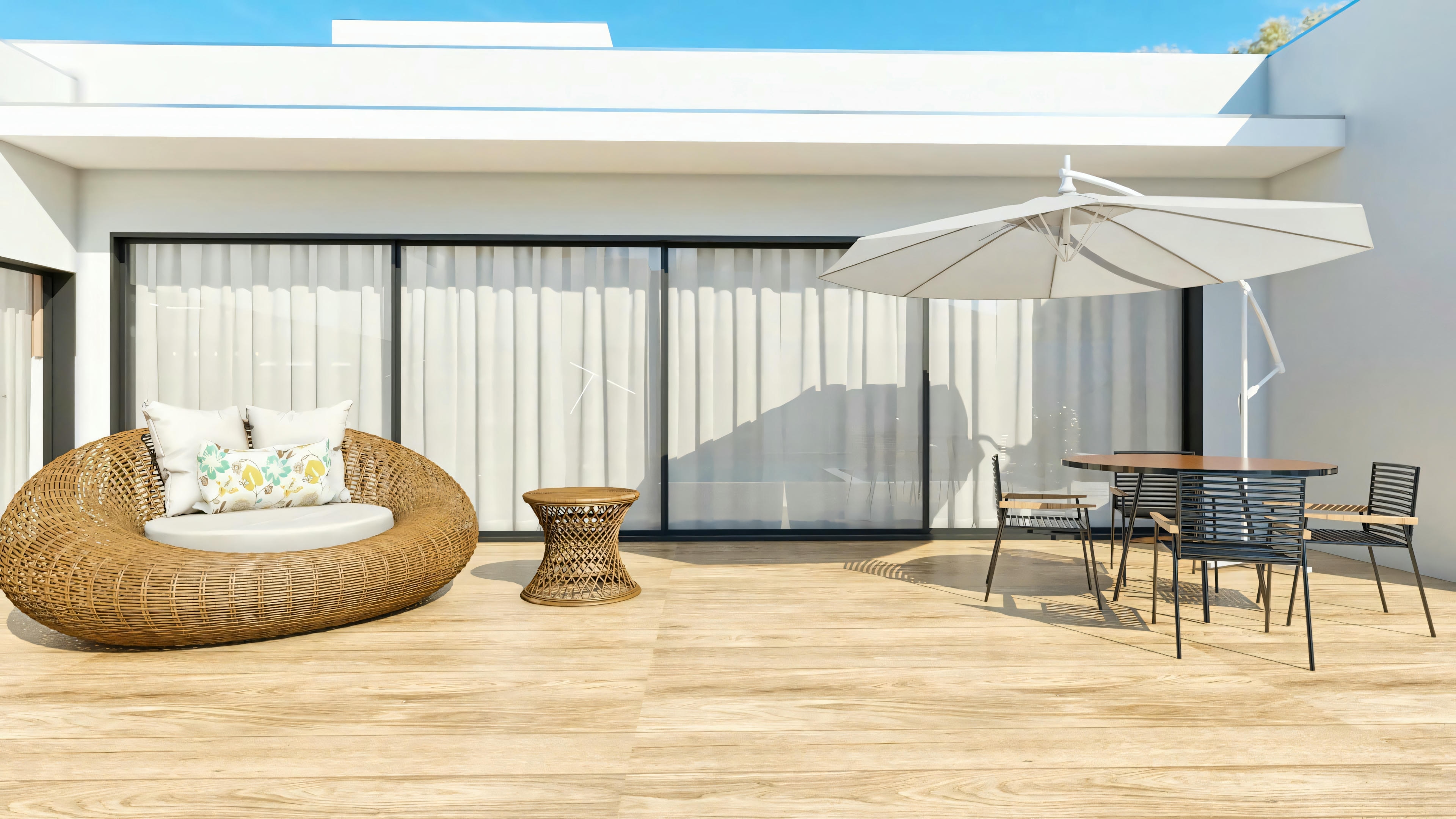 Área externa com deck de madeira em projeto residencial de luxo, com sofá redondo de fibra sintética, mesa de jantar com cadeiras e ombrelone lateral.
