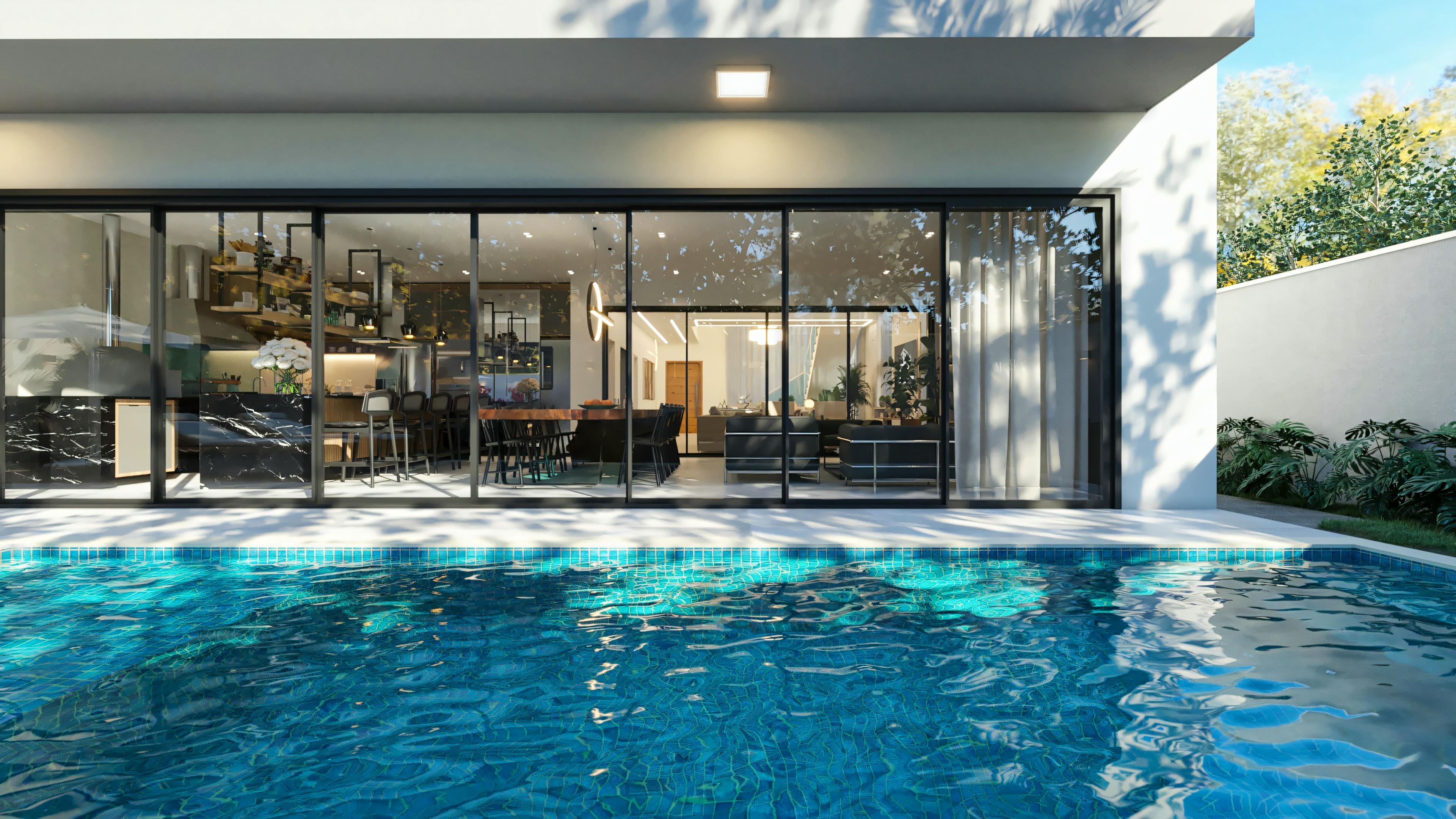 Vista desde la piscina de la fachada posterior de la casa de alto estándar con 5 suites y área gourmet, evidenciando las grandes puertas de vidrio corredizas (marcos negros) que promueven la integración total con el área social interna.