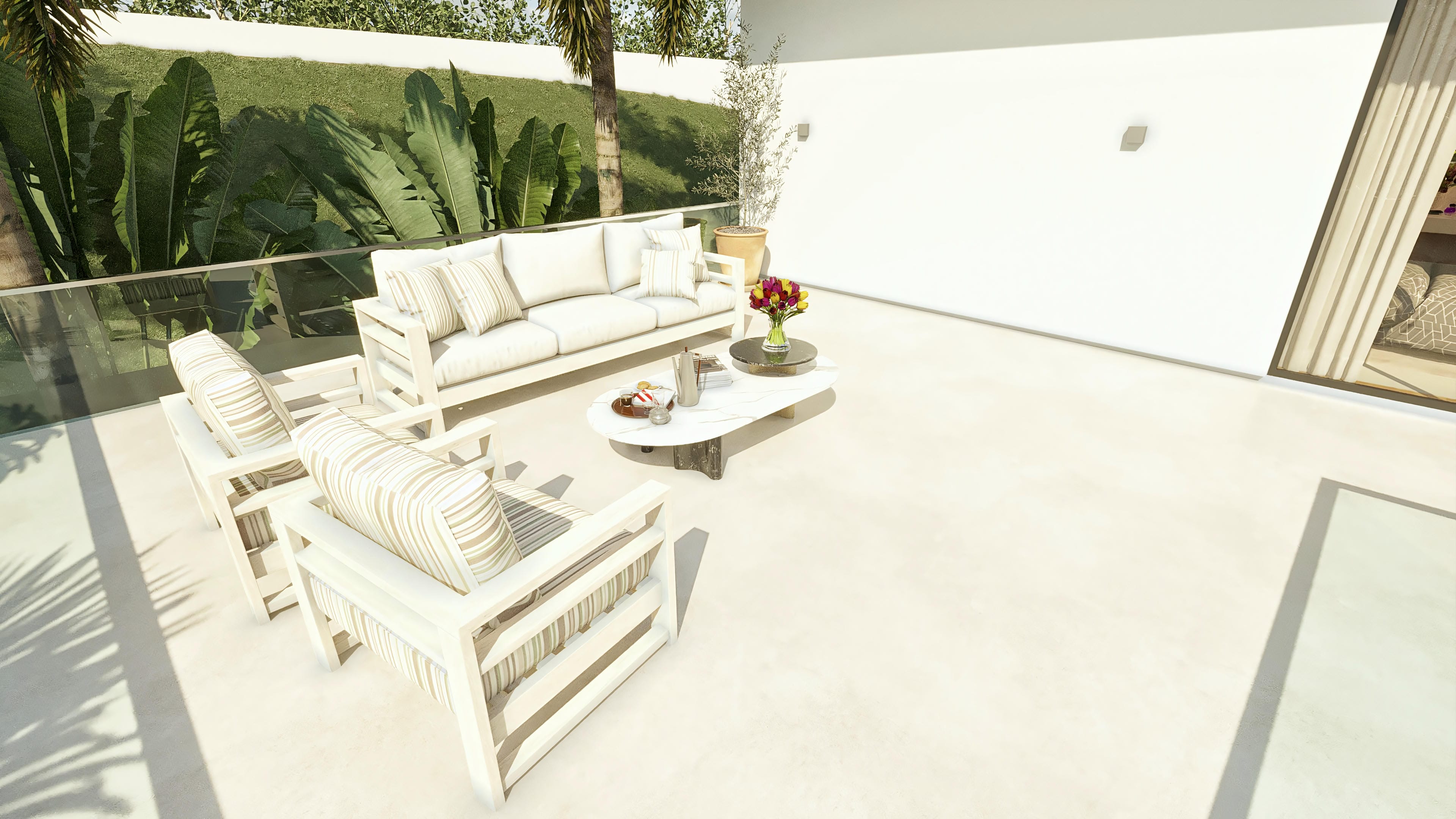 Área de ocio exterior de casa de dos plantas moderna con sofá, sillones y mesa de centro, rodeada de exuberante vegetación y con vista a la piscina.