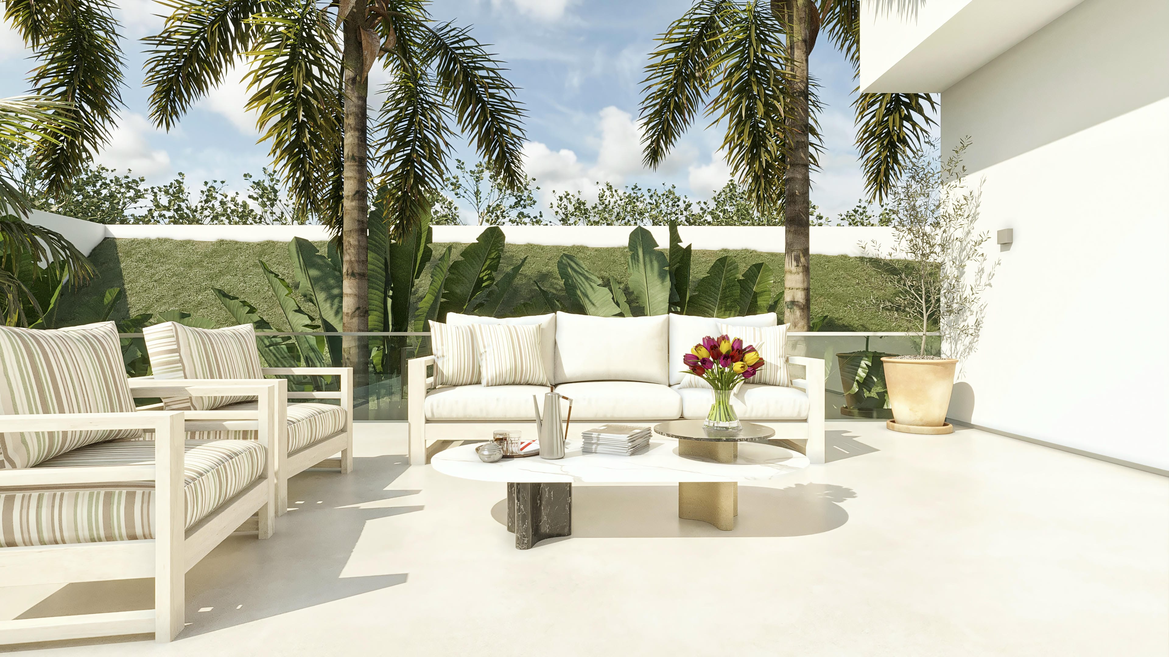 Área externa de sobrado com design moderno, apresentando sofá e poltronas brancas com almofadas listradas, mesa de centro com tampos de mármore e base dourada, e paisagismo exuberante com coqueiros e folhagens tropicais.