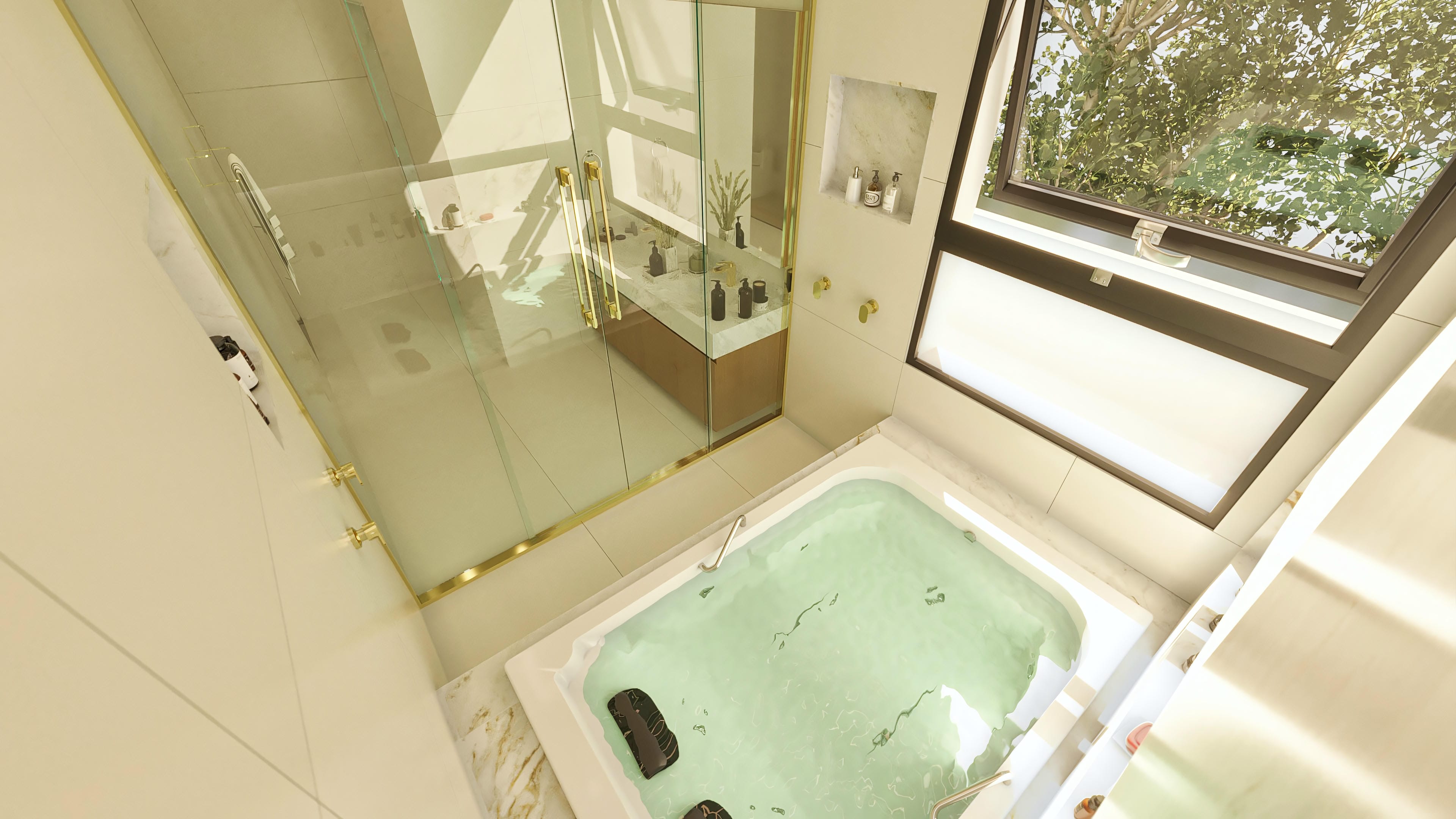 Interior de um banheiro de luxo com banheira com água verde e box de chuveiro de vidro com acabamento dourado.