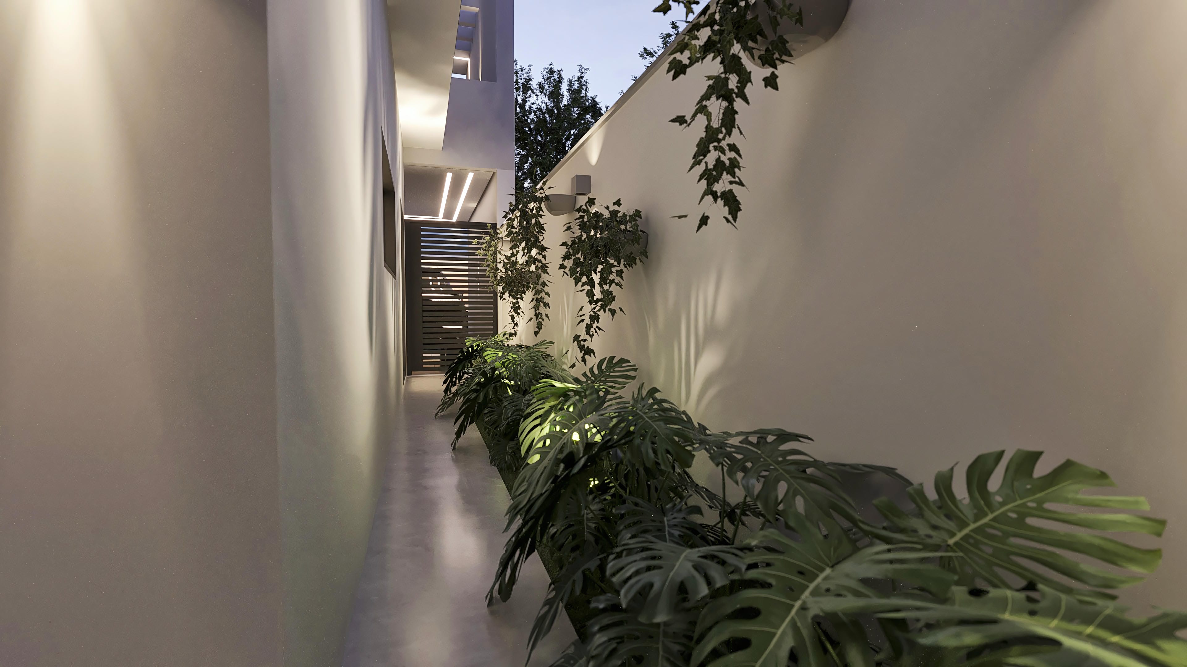 Pasillo lateral de casa de dos pisos moderna con paredes blancas, iluminación empotrada, plantas exuberantes y portón con listones horizontales.