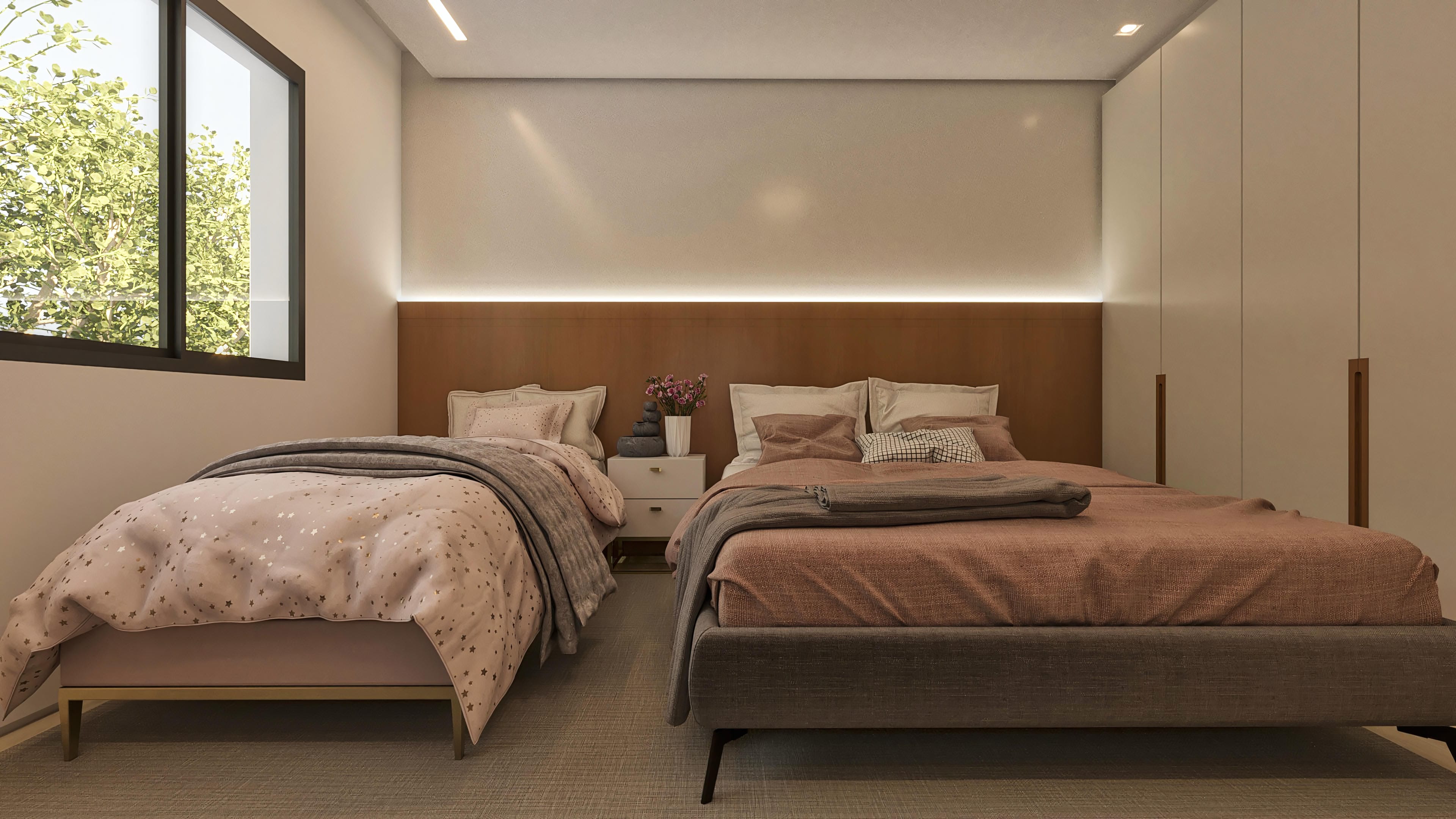 Interior de quarto sofisticado com duas camas, uma de casal e outra de solteiro, com roupa de cama em tons de rosa e cinza, e uma grande janela com vista para vegetação exuberante.