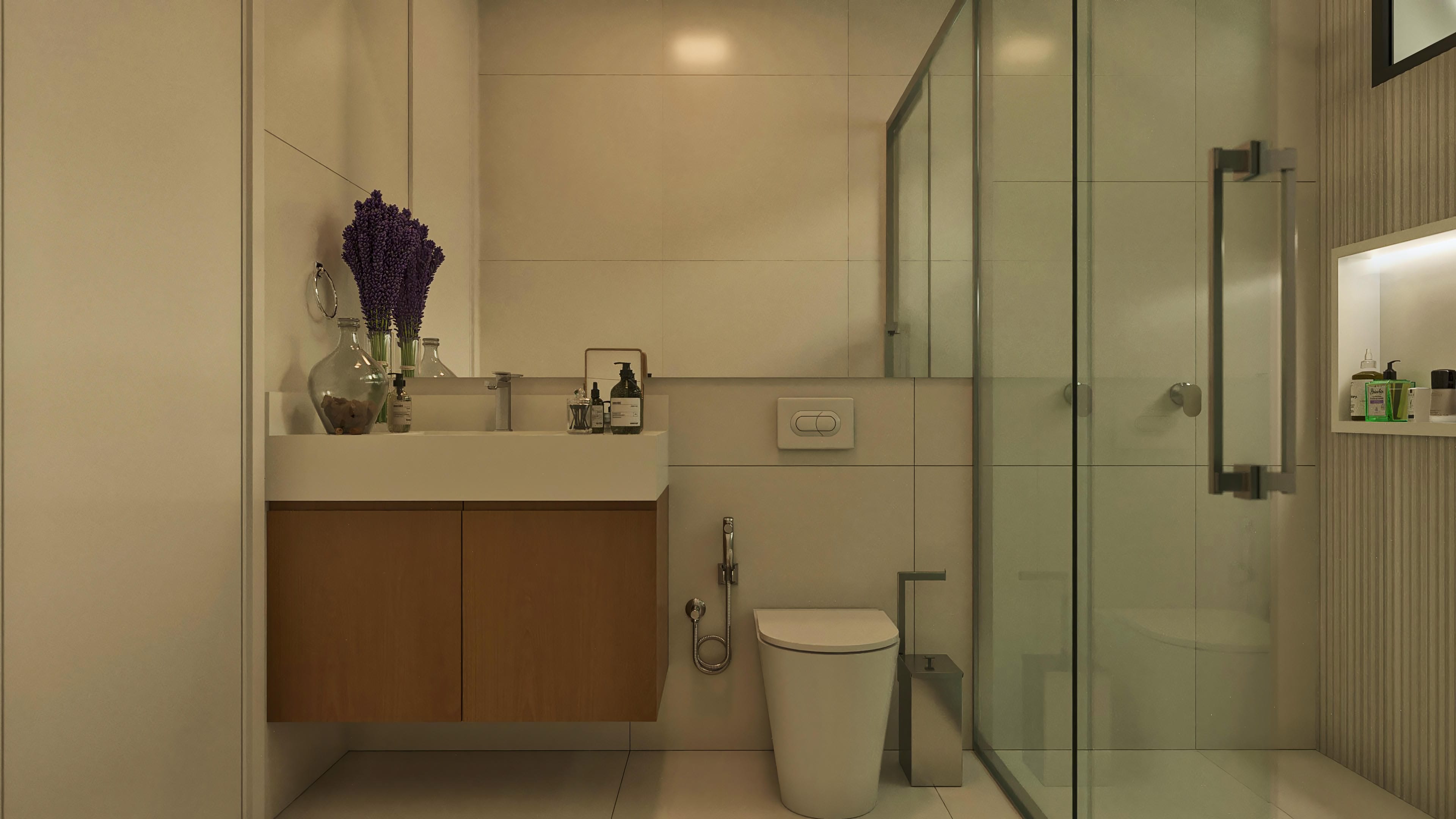 Baño de alto nivel con encimera de madera suspendida, espejo, inodoro moderno y una gran cabina de ducha. Detalles en tonos neutros y acabados impecables.