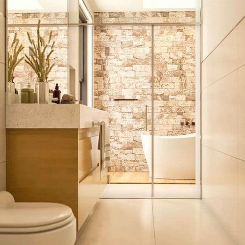 Visão geral de um banheiro moderno e bem decorado, com elementos que remetem a diferentes estilos, como rústico e luxuoso.