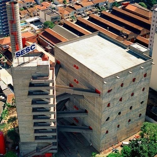 Vista aérea del Sesc Pompeia, uno de los ejemplos de retrofit en Brasil.