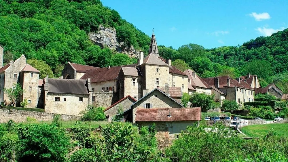 Ruínas da Abadia de Cluny, mostrando a grandiosidade da construção românica.
