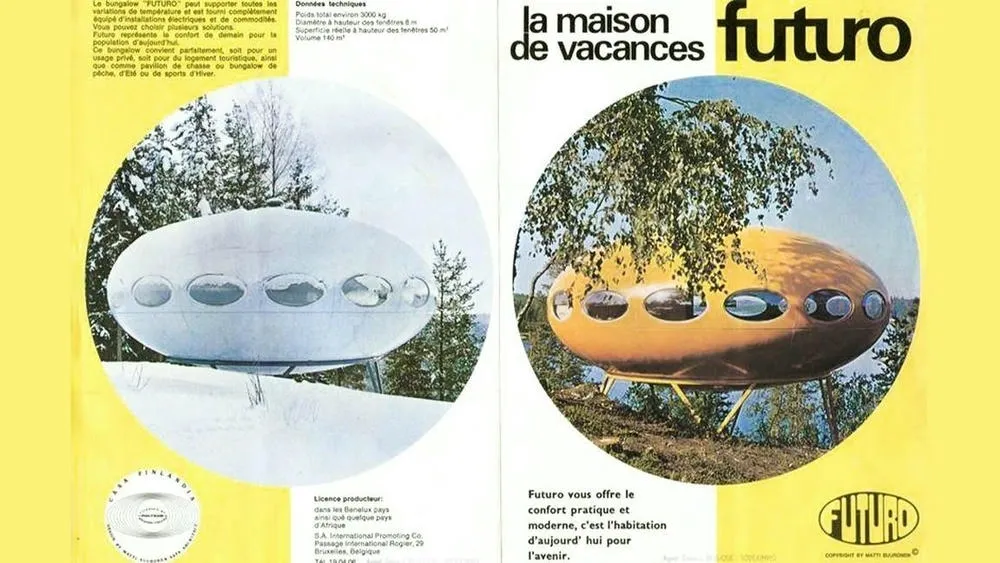 Um anúncio vintage da Futuro House com duas imagens da casa em diferentes cores (branca e laranja/amarela) em ambientes nevados e arborizados. O texto em francês descreve a casa como uma 'maison de vacances futuro' (casa de férias futuro).