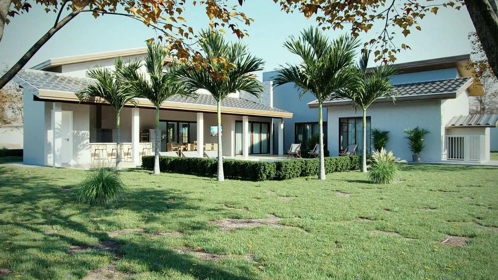 Amplio patio con césped de una casa de campo, con palmeras, área cubierta con barbacoa y sillas de ocio. La casa tiene ventanas amplias y un diseño que se abre al exterior.
