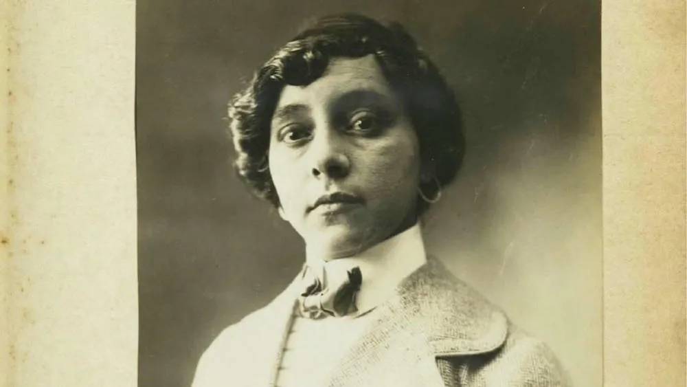 Black and white photo of Arinda da Cruz Sobral, the first woman to study architecture in Brazil.