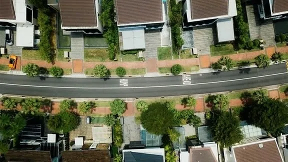 Fachada de una casa moderna, representando la arquitectura residencial en el día a día.