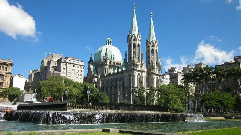 Vista externa da Catedral da Sé em São Paulo, com suas torres e cúpula.