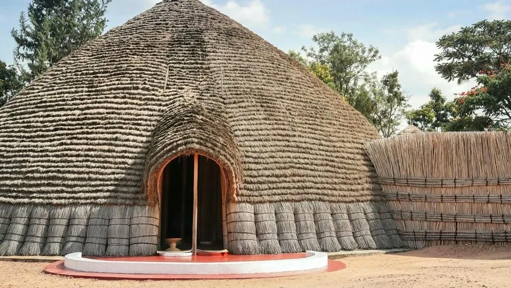 Exemplo de arquitetura vernacular indígena ou africana no Brasil, com uso de palha, madeira ou barro.