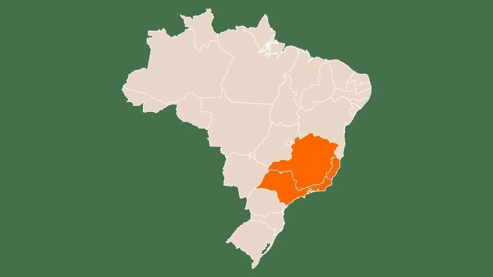 Exemplo de arquitetura vernacular na região Sudeste, como taipa de pilão ou casas de pedra.