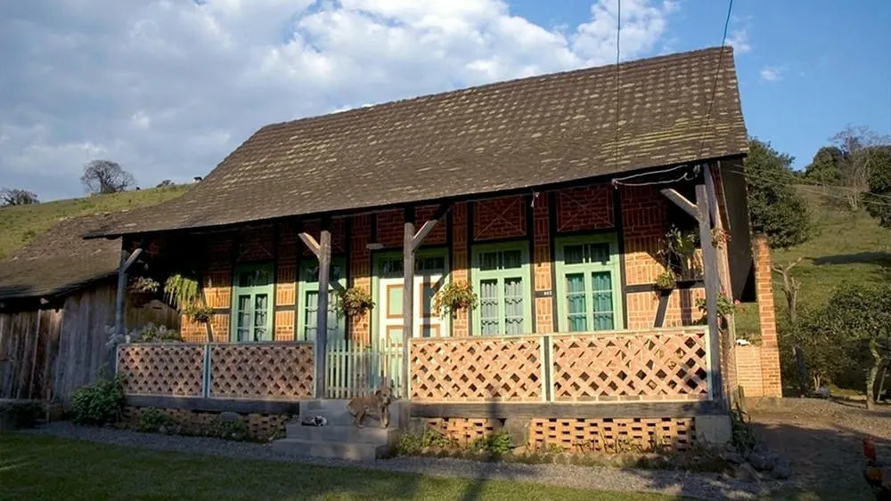 Comparação entre arquitetura vernacular e arquitetura popular no Brasil.