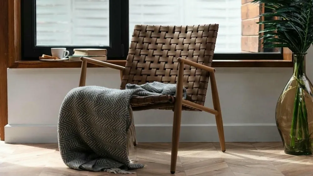 Detalles de decoración artesanales en madera y fibras naturales, que complementan el estilo rústico.