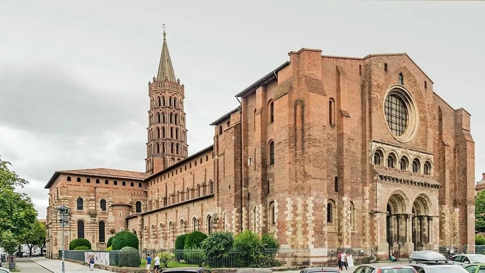 Fachada da Basílica de Saint-Sernin de Toulouse, um importante exemplo da arquitetura românica.