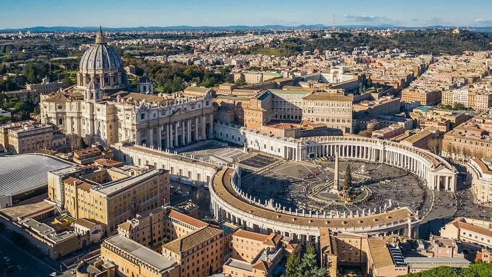 Vista aérea da Basílica de São Pedro e da Praça de São Pedro em Roma, um grande exemplo da arquitetura barroca.