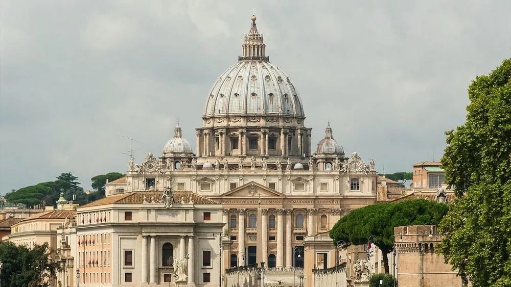 Vista externa da Basílica de São Pedro em Roma, com sua imponente cúpula e fachada barroca.