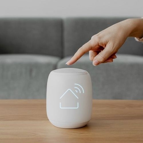Smart home con iluminación inteligente y tablet de control, simbolizando los beneficios de la automación residencial.