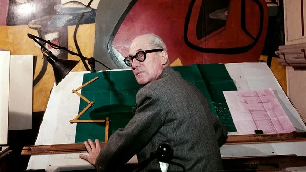 Retrato de Le Corbusier, o renomado arquiteto suíço-francês, figura central da arquitetura moderna.