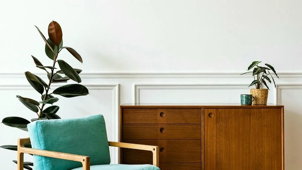 Wall with boiserie in a light tone, highlighting the elegance and sophistication that the style brings to the environment.