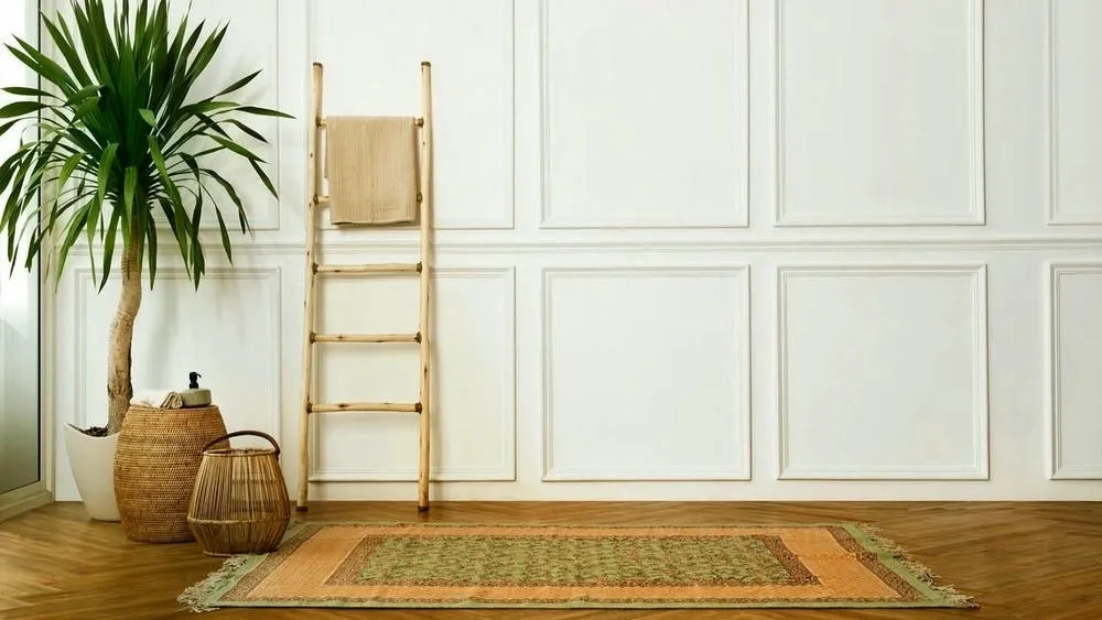 Primer plano de paneles de boiserie esculpidos en madera, con detalles simétricos y ornamentados.