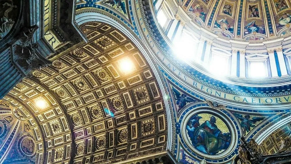 Cúpula de igreja barroca com ornamentos dourados e pinturas, destacando a exuberância do estilo.