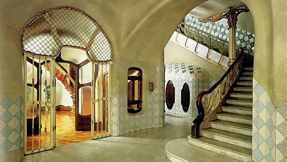 Interior of Casa Batlló, showing columns resembling human bones and natural lighting.