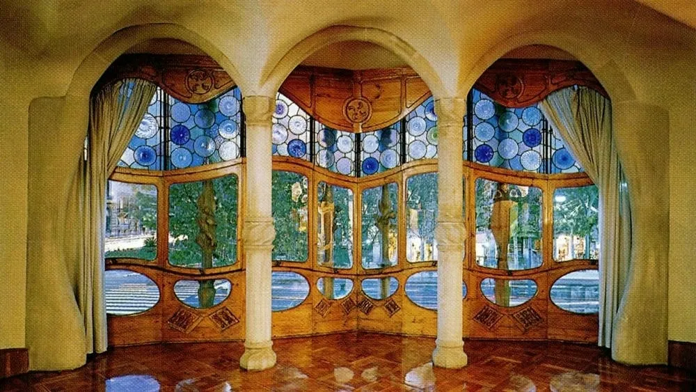 Janelas da Casa Batlló com vitrais coloridos e formas orgânicas.