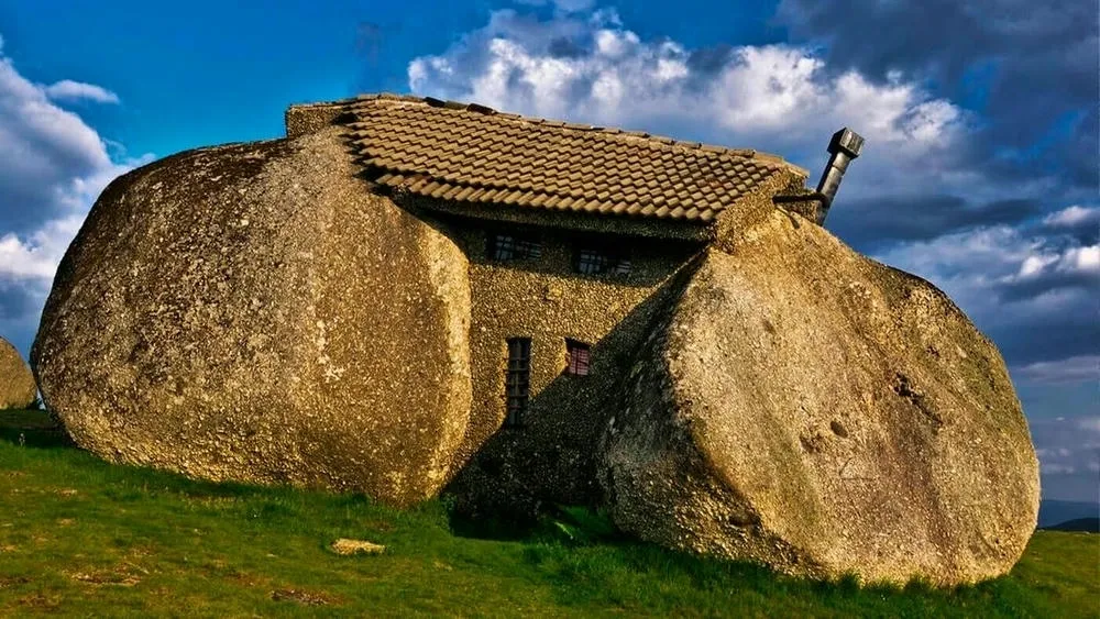 La Casa do Penedo en Portugal, integrada en formaciones rocosas naturales.