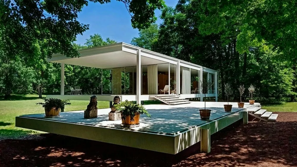 La Casa Farnsworth en medio de la naturaleza, con su estructura de vidrio y acero.