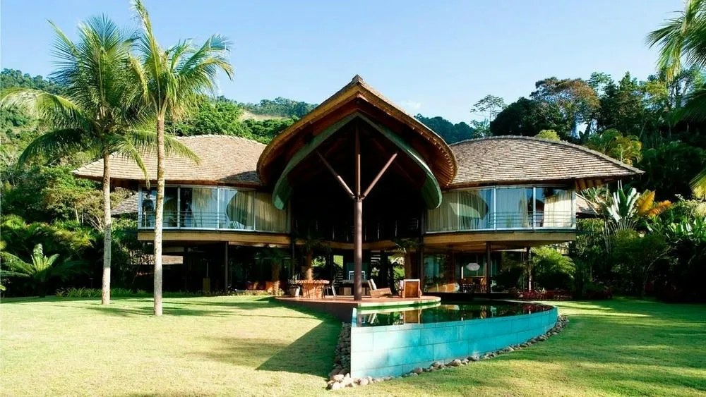 Facade of Casa Folha in Angra dos Reis, Rio de Janeiro, with total integration with nature and organic structure.